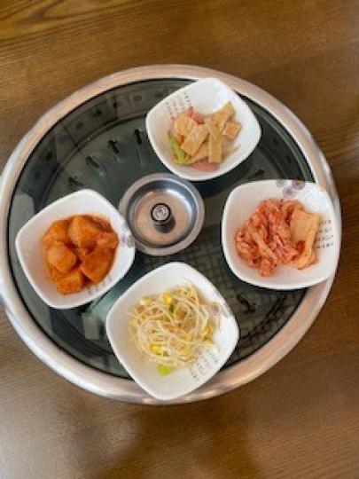 韓式小食

我喜歡韓式餐前小食，下單後先嚐小食，喝杯茶，預備心情和胃口去吃主菜。...
