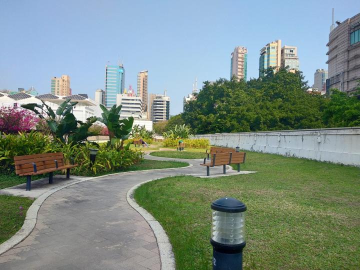 社區公園

香港每一區都應該有休憩公園給市民工餘和課餘散步和做運動。...