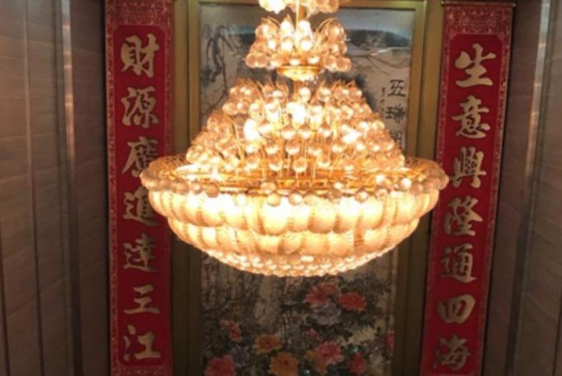 水晶吊燈
水晶吊燈的透光性好,晶瑩剔透,耐高溫性能好,造型美麗,拋光作用細膩,外表潤滑,是高貴華麗的照明。... 水晶吊燈
水晶吊燈的透光性好,晶瑩剔透,耐高溫性能好,造型美麗,拋光作用細膩,外表潤滑,是高貴華麗的照明。...