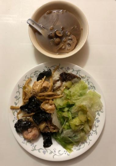 廚餘午餐
不知家人是否想好意頭,年年有餘,每餐飯後總有廚餘。今天午餐是蓮藕栗子瘦肉湯,金針雲耳紅棗蒸雞,加點勺生菜已足夠一人享用。... 廚餘午餐
不知家人是否想好意頭,年年有餘,每餐飯後總有廚餘。今天午餐是蓮藕栗子瘦肉湯,金針雲耳紅棗蒸雞,加點勺生菜已足夠一人享用。...