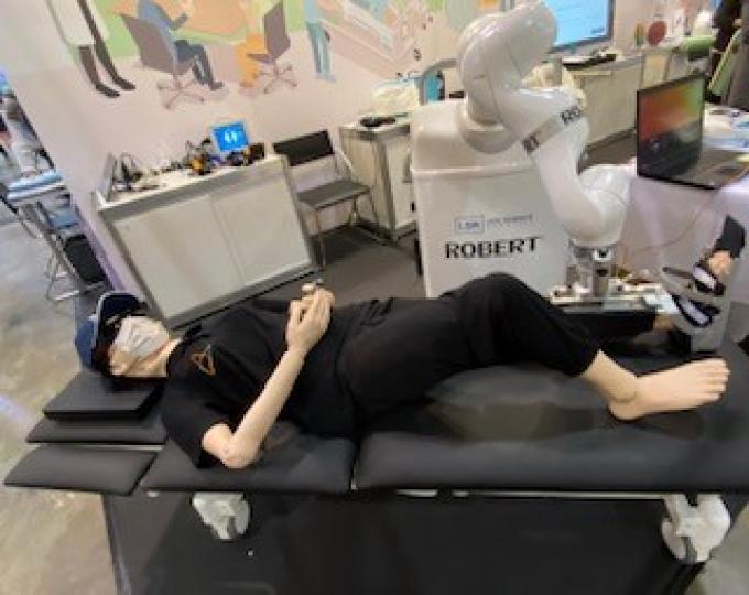 物理治療
科技應用適用於不同行業。這機械腳套可以幫助患者躺著在牀上做拉筋治療，方便又舒服。...
