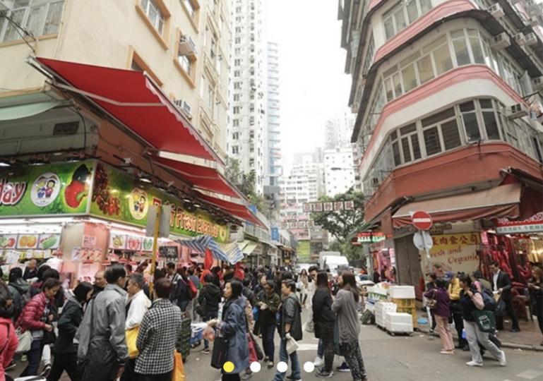 灣仔百年市集
灣仔露天市集由幾條主要南北街巷交滙而成,包括太原街、石水渠街、太和街、灣仔道、三角街及交加街。早於20年代市集為區內草根階層提供日常需,生活和工作亦從這裏開始。時至今日仍然保留傳統乾濕... 灣仔百年市集
灣仔露天市集由幾條主要南北街巷交滙而成,包括太原街、石水渠街、太和街、灣仔道、三角街及交加街。早於20年代市集為區內草根階層提供日常需,生活和工作亦從這裏開始。時至今日仍然保留傳統乾濕...