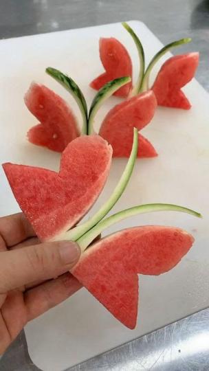 蔬果雕刻
用一片西瓜做出一隻蝴蝶十分美觀。...