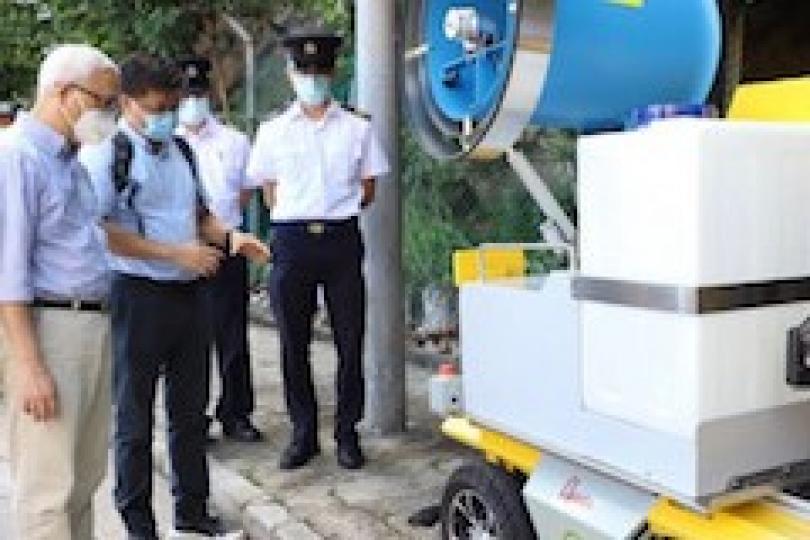 預防蚊患
本港近日錄得多宗外地輸入的瘧疾個案,環境及生態局局長謝展到瑪嘉烈醫院附近山坡實地視察食物環境衞生署的防治蚊患措施,並呼籲市民在起居上採取防蚊和滅蚊措施,防患未然。... 預防蚊患
本港近日錄得多宗外地輸入的瘧疾個案,環境及生態局局長謝展到瑪嘉烈醫院附近山坡實地視察食物環境衞生署的防治蚊患措施,並呼籲市民在起居上採取防蚊和滅蚊措施,防患未然。...