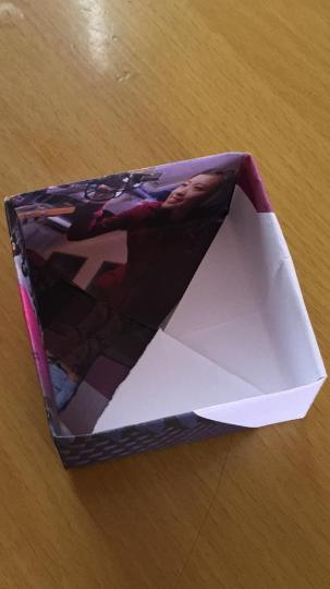 萬用盒
一張A4 正方形廢紙可以摺成一個盒子，摺多一個可以做盒蓋，環保又實用。...