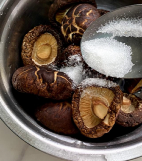 浸發冬菇
冬菇是平日也常用到的食材，但每次用之前都要提前幾小時浸發，如果突然醒起要用便會來不及浸。如果浸冬菇時，加少許糖和用暖水浸，一般大小的冬菇便可以浸好能用，如果是較厚的花菇便要自行評估加時間。要...