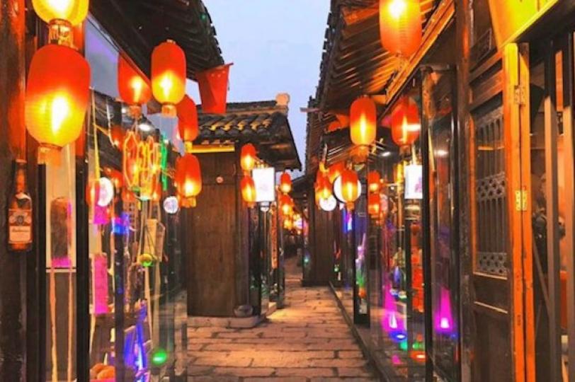 南京古鎮
雖然南京是一座歷史悠久的城市，但偶然也可發現一眾古鎮。在這些古鎮裏，夜幕降臨，萬家燈火，充溢著清朝風格的村落古色古古香，十分熱鬧。...