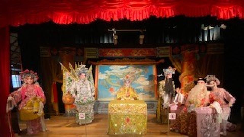 粵劇
粵劇,又稱大戲或者廣東大戲,是一種廣東主流戲曲,糅合唱做唸打、樂師配樂、戲臺服飾、抽象形體等的表演藝術。粵劇既有視聽娛樂,表演者要即場演出,練習需時才有好工架和唱工。... 粵劇
粵劇,又稱大戲或者廣東大戲,是一種廣東主流戲曲,糅合唱做唸打、樂師配樂、戲臺服飾、抽象形體等的表演藝術。粵劇既有視聽娛樂,表演者要即場演出,練習需時才有好工架和唱工。...