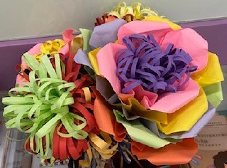 紙花藝

用摺紙做花環保又有創意，是一消閒好方法。...