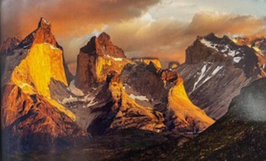 智利百內國家公園

整個百內國家公園被湛藍的冰河峽灣和湖泊景觀所環繞而得名。它是位於智利南部的一座國家公園，境內臨近安地斯山區及南太平洋和極地高緯度區，故天氣變化劇烈，國家公園內主要的景點有：百內塔、...