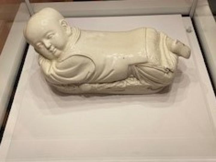 白釉孩兒枕

北宋（960-1127 年）河北定窯出產的白釉孩兒枕，現在香港故宮博物院展出。...