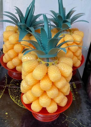 金菠蘿
今天在生果店看到賀年食品金菠蘿，原來是由多個即食啫喱組合成，十分有創意，吸引不少爺爺嫲嫲公公婆婆買來送孫兒。...