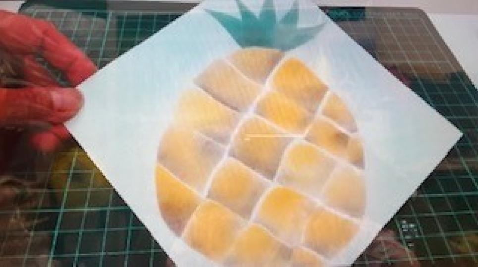 和諧粉彩畫
昨天花了三小時繪畫了這個菠蘿，看似菠蘿飽皮的小方格是逐一從光線角度下塗上顏色，使整個菠蘿有立體感。和諧粉彩畫真能訓練我的專注力！...