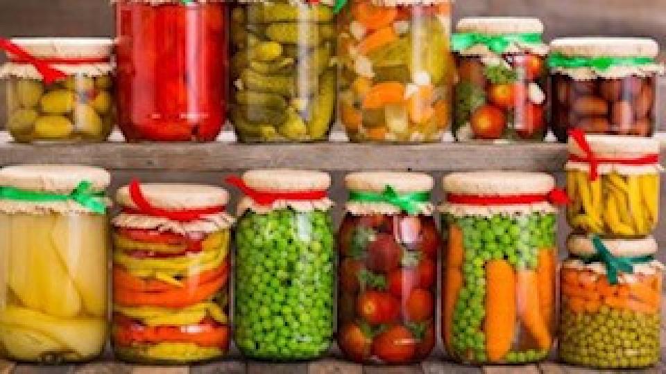 加工食品
在冰箱和速凍技術發明之前，蔬菜等農產品必須保存在罐頭中，才能長時間儲存。...