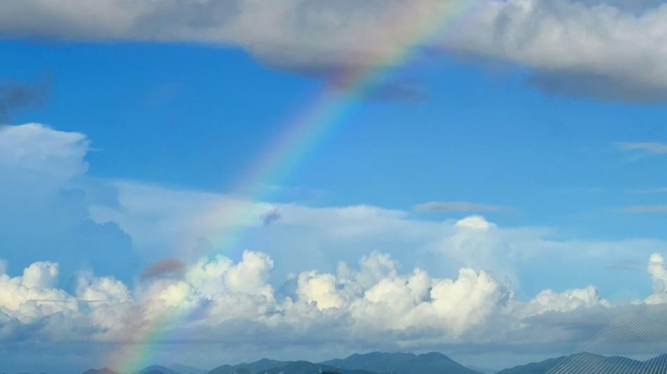 彩虹

今早起來推窗一看，眼前呈現美麗的彩虹。...