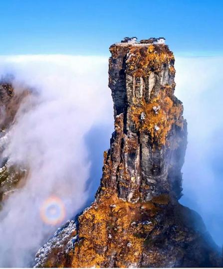 蘑菇石

梵淨山獨有世界的「蘑菇石」，形似一本本經書堆疊而成，是梵淨山的三大奇景之一。...