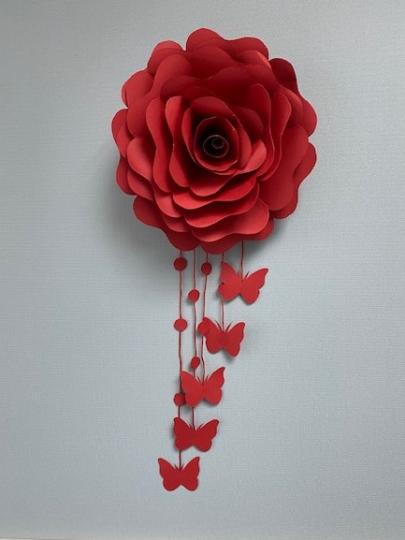 紅玫瑰
這紅玫瑰只需五張正方形咭紙做花瓣，紅繩上貼上蝴蝶和小圓點，不失為一美麗吊飾。...