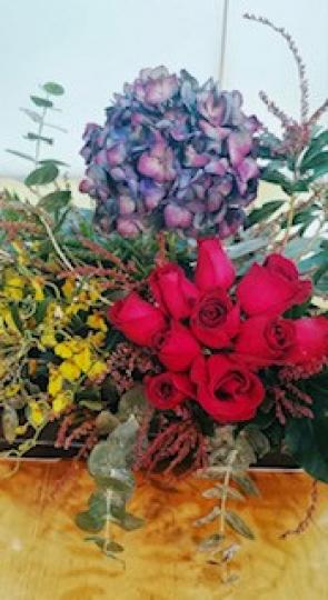 美麗的組合

以紅玫瑰為主，配以其他體型細小的花恰到好處。...