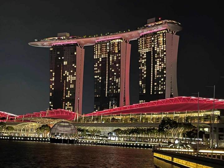 星加坡金沙賭場
星加坡金沙賭場外型像一隻船，高高聳在三座建築物上，包括酒店。晚上金光閃閃，光芒四射，非常迷人。...