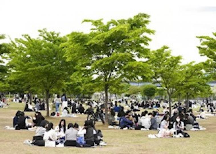 南韓首爾
南韓首爾疫情仍然嚴重，市民唯有到公園席地休息，不敢在戶內聚集大型活動。...