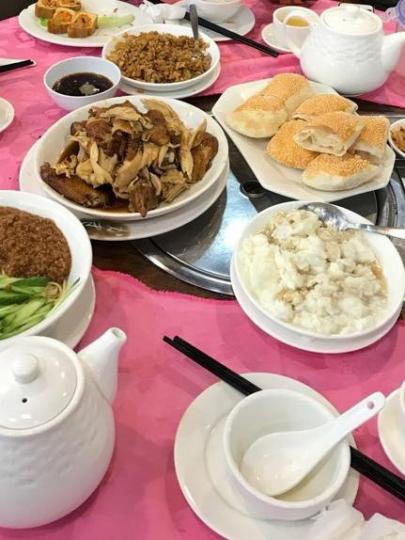京菜中山東燒雞、菜螃蟹、义子肉末燒餅、炸醬麵和素鵝是我和家人的至愛菜式。...