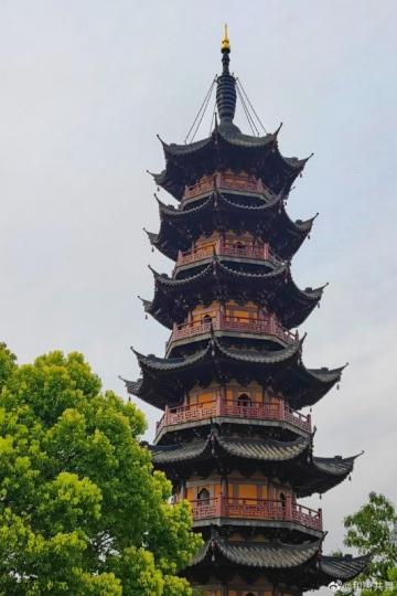 龍華寺
龍華寺是中國上海市徐匯區的一座佛教寺廟。歷經戰亂，重建修復，今龍華寺的建築建於清朝光緒年間，是上海四大佛寺之一。...