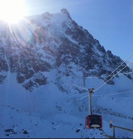 上雪山
每當談及上雪山，我便想起在瑞士坐吊車上阿爾卑斯山看雪景。...