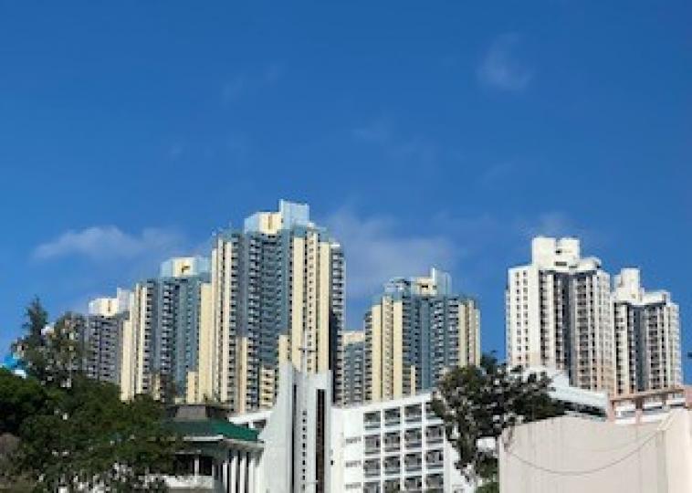 蔚藍的天空
早上在葵興地鐵站遠望蔚藍的天空，看見公屋高插入雲，屋邨在山上，空氣勝平地。...