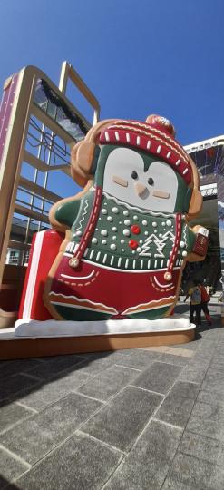 動物聖誕裝
尖沙咀海運大廈的大型聖誕佈置中，動物也穿上聖誕裝來迎歡樂的節慶。...
