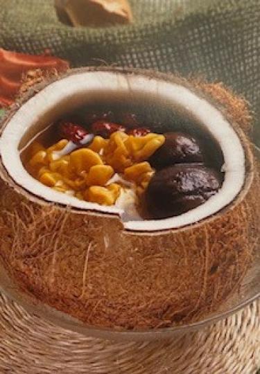黃耳冬菇椰子湯
別少看這素湯材料只有黃耳、冬菇、淮山、𣏌子、紅棗和椰子水，這湯有健脾益氣和養血潤燥之效。...