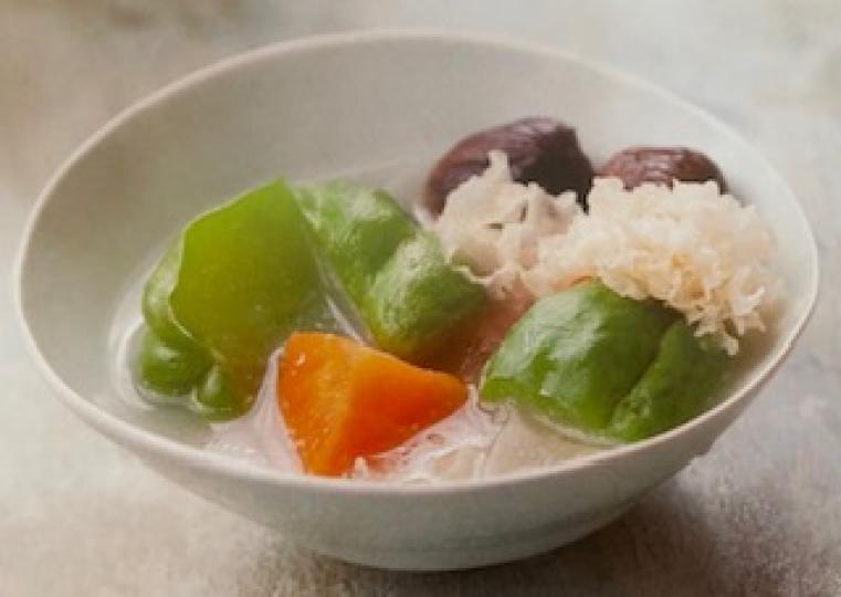 合掌瓜薏米雪耳湯
這湯健脾開胃，清熱袪濕。合掌瓜滋潤解燥，有清肝火解毒的作用；雪耳能滋補生津，潤肺養胃； 百合能清熱安神，生津止咳； 生薏米能利水消腫，健脾祛濕； 諸多材料配合能提升健脾祛濕作用。...
