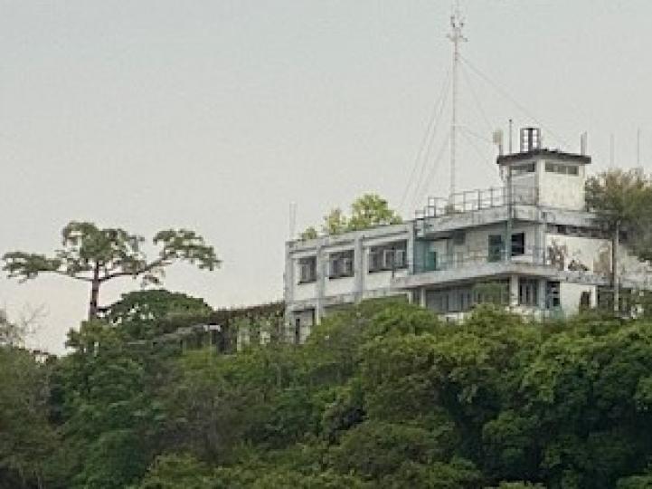 流浮山警署
流浮山警署重建於1962年，警署處於山頂位置，可俯瞰屏山、后海灣及深圳。數十年來，它一直是香港警方作為一個監視偷渡活動的前哨和行動基地。...