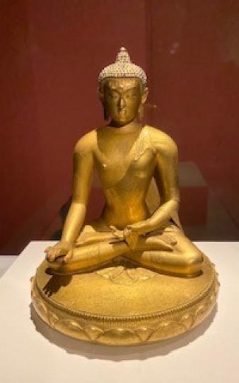 釋迦牟尼佛

這佛像是清朝十七世紀末至十八世紀初的銅鎏金做的。...