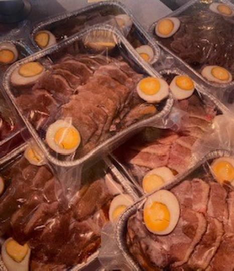 鹵水鵝片

某店舖的鹵水食品名聞業界，一盤盤的鵝片和鹵水蛋天天售罄。...