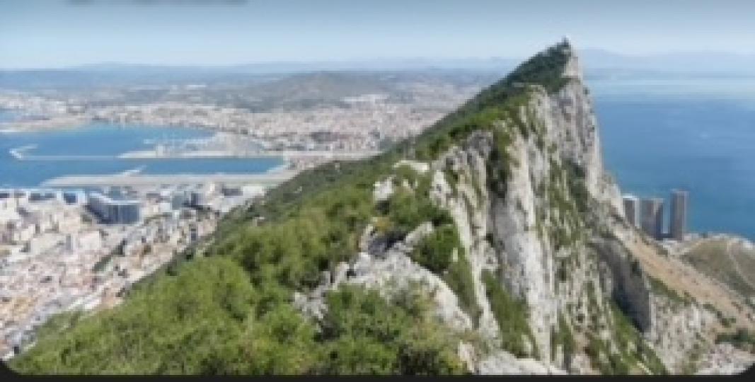 直布羅陀巨巖

直布羅陀是英國海外屬土。巨巖是位於的直布羅陀境內的巨型石灰岩。 該巖高達426米，而其北端鄰近直布羅陀和西班牙的邊境。巨巖頂部的大部分屬於一個自然保護區，作為現存250隻直布羅陀獼猴的...