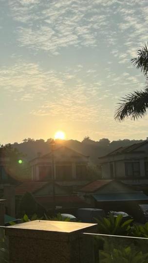 晨曦

要欣賞美麗的晨曦一定要早起。這照片是今早六時四十五分拍攝到的。...