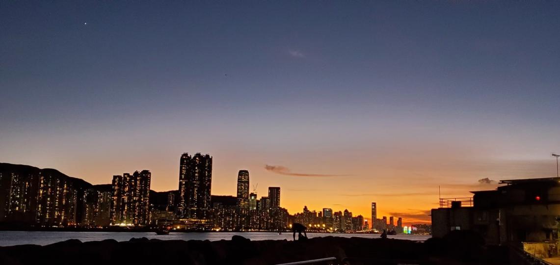 曰落
鯉魚門在香港東面，很多人喜歡到此觀日出和日落。...