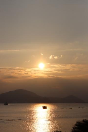 黃昏的金光
我實在太喜歡黃昏金光閃閃的落日，染金了海面，照亮歸航的漁船，景色迷人。...