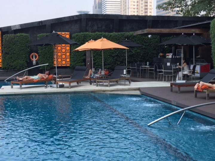 泰國旅遊
泰國天氣熱且乾，出了汗，汗水很快便乾了！因此酒店內的泳池便大受歡迎了。我喜歡暢泳完在泳池旁休息一下，十分舒服。...