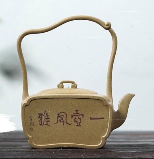 特式茶壺

中國人喝茶文化名聞世界，茶具亦很講究，這古董茶壼很有特式。...