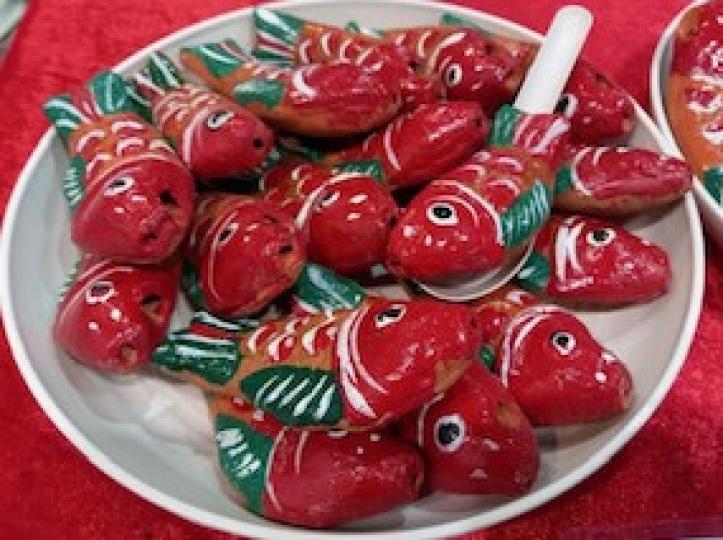 土嘰咕
土嘰咕是用大紅大綠的油漆塗成的小鯉魚，是潮汕小孩的童年玩具之一。其尾巴和嘴巴都能吹出響聲。...