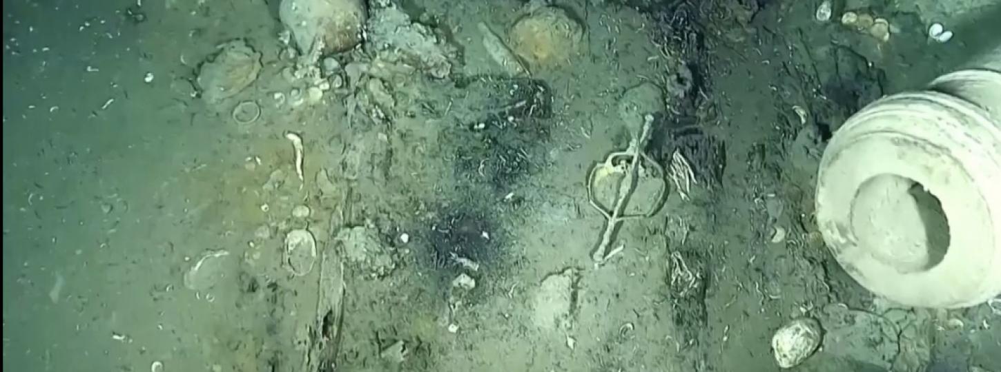 沉船的發現
徙哥倫比亞300年寶藏沉船中,新影像曝光含200噸黃金、白銀寶石,恐怕有更多古船現蹤掀國家爭奪戰。... 沉船的發現
徙哥倫比亞300年寶藏沉船中,新影像曝光含200噸黃金、白銀寶石,恐怕有更多古船現蹤掀國家爭奪戰。...