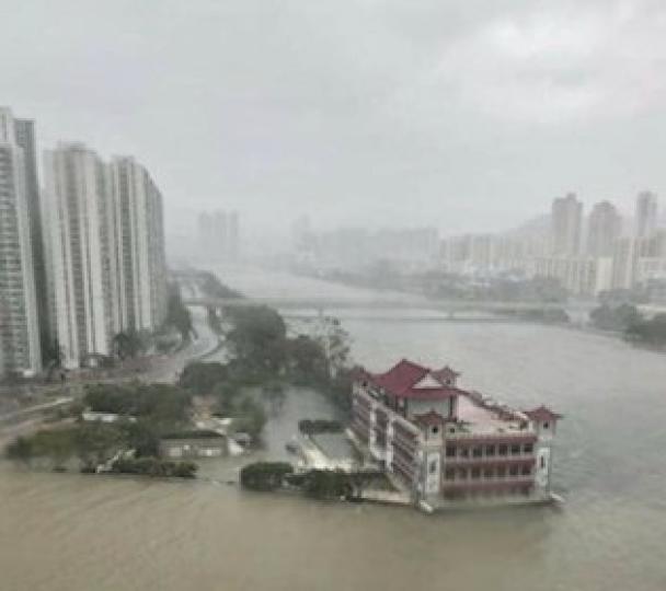 颱風的威力
用「滂沱大雨水漫沙田，典雅畫舫頓成澤國」來形容颱風的威力很合適。...