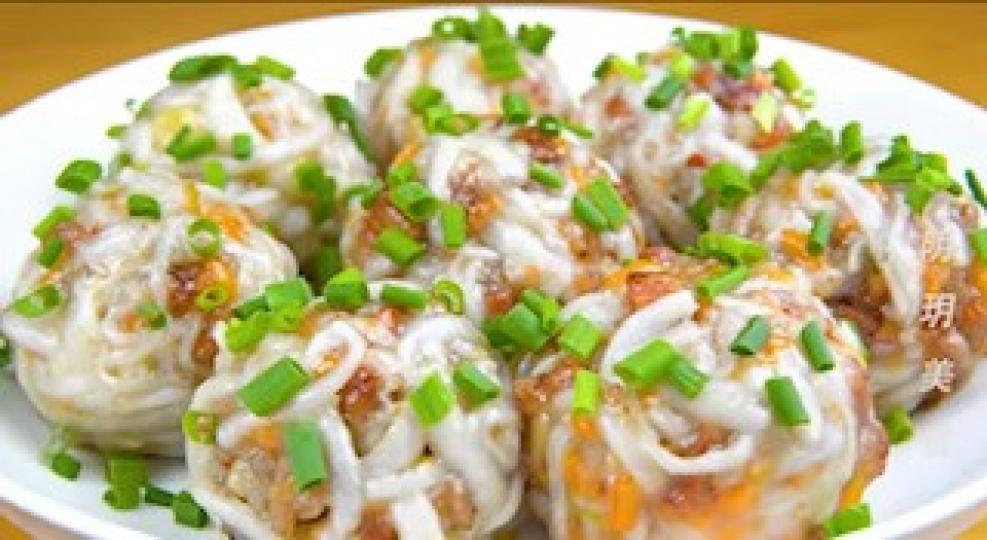 芋頭丸子
芋頭丸子的材料有炒香的肉末、臘腸粒和紅蘿蔔粒,然後加入芋絲和薯粉拌至黏合,做成圓圓的丸子,蒸十五分鐘後,軟糯鮮香的芋頭丸子便成。... 芋頭丸子
芋頭丸子的材料有炒香的肉末、臘腸粒和紅蘿蔔粒,然後加入芋絲和薯粉拌至黏合,做成圓圓的丸子,蒸十五分鐘後,軟糯鮮香的芋頭丸子便成。...