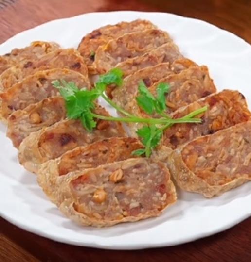 芋絲卷

應季的芋頭又香又粉糯，膳食纖維豐富，用腐皮來做這個芋頭卷，配點臘腸很香很好吃。用先蒸，切片後煎更香脆。...