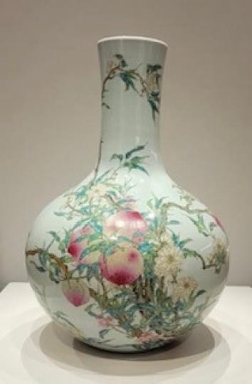清乾隆江西景德鎮的花瓶手工精美。...