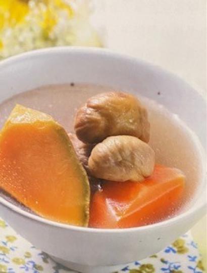 蔬果湯
蔬果類含豐富維他命C、植物纖維、胡蘿蔔素等多種營養成分,而且脂肪含量低,對健康非常有益,特別適老人及心血管患者。... 蔬果湯
蔬果類含豐富維他命C、植物纖維、胡蘿蔔素等多種營養成分,而且脂肪含量低,對健康非常有益,特別適老人及心血管患者。...