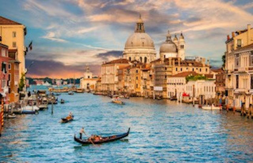 威尼斯
威尼斯是義大利東北部著名的旅遊與工業城市。威尼斯城由被運河分隔並由橋梁相連的121座小島組成。威尼斯城就坐落在威尼斯潟湖的淺灘上。威尼斯以其優美的環境、建築和藝術品珍藏而聞名。潟湖和城市的一部...