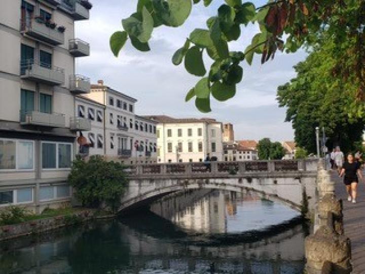 威尼斯
意大利的威尼斯有水都的美名，是一座浪漫又極富韻味的城市，年吸引不少遊客。...