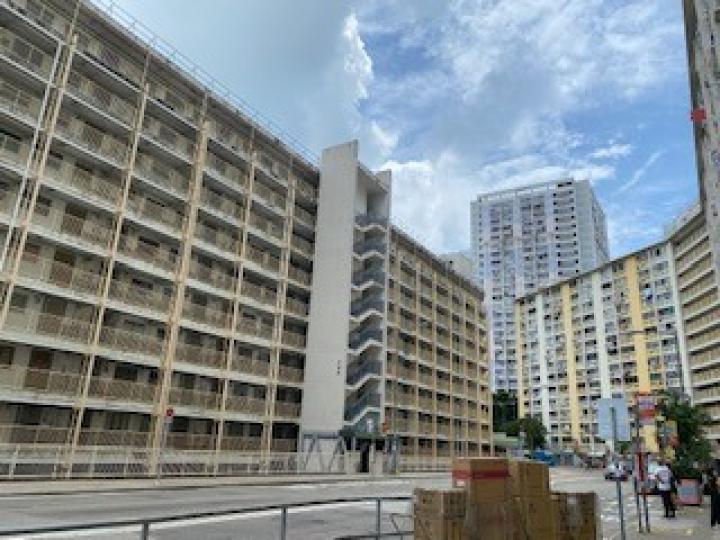 華富邨

華富邨是香港最著名的公共屋邨之一，因為部份樓宇可以看到海景及鄰近豪宅貝沙灣，所以普遍被人稱為「平民豪宅」。...